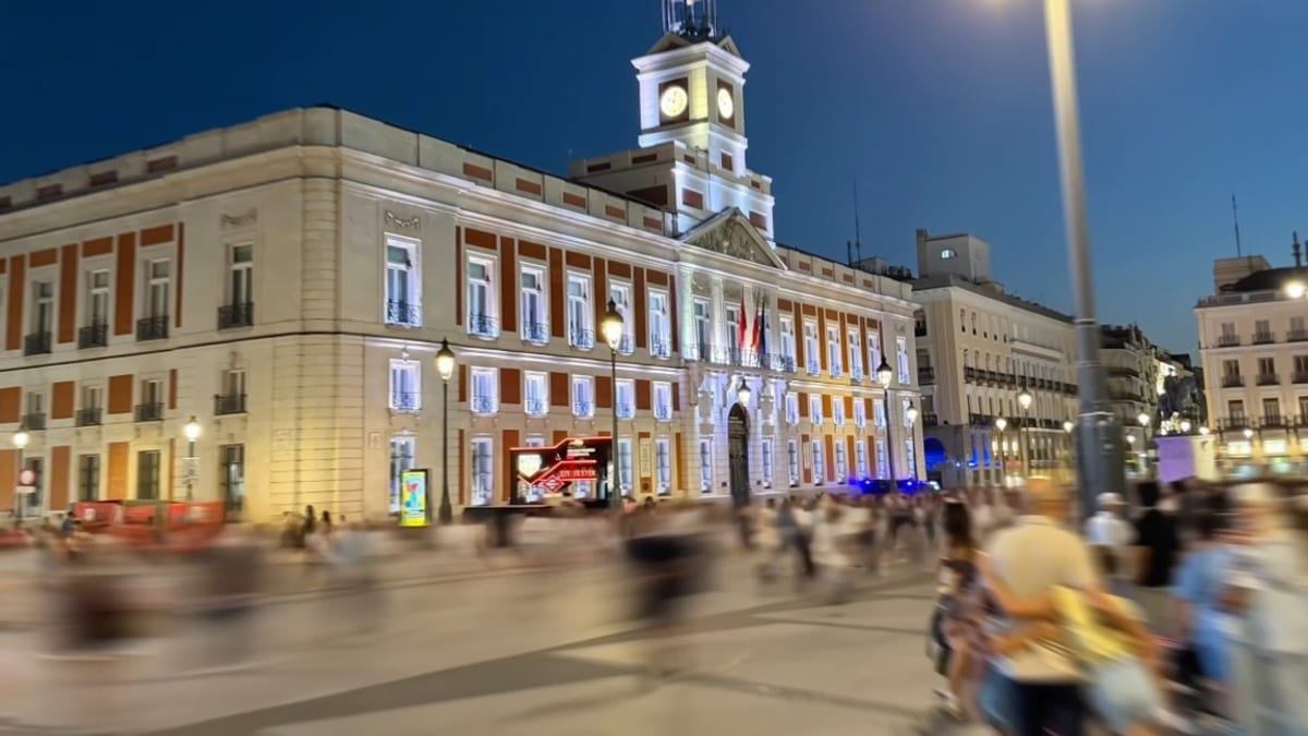 Vista de la Puerta del Sol de Madrid, emblemática plaza histórica donde convergen los principales caminos de la ciudad