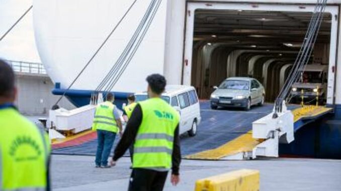 El puerto de Ibiza reduce un 13,7% los movimientos de vehículos en dos años Carga y descarga de vehículos en el puerto de Ibiza con operarios en equipo de seguridad