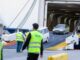 Carga y descarga de vehículos en el puerto de Ibiza con operarios en equipo de seguridad