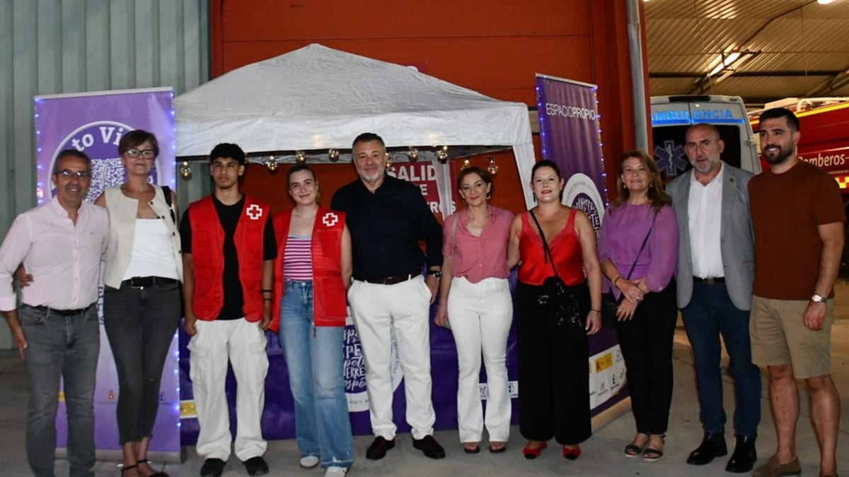 Punto Violeta en las Fiestas de San Julián de Cuenca con personal de Cruz Roja y autoridades municipales