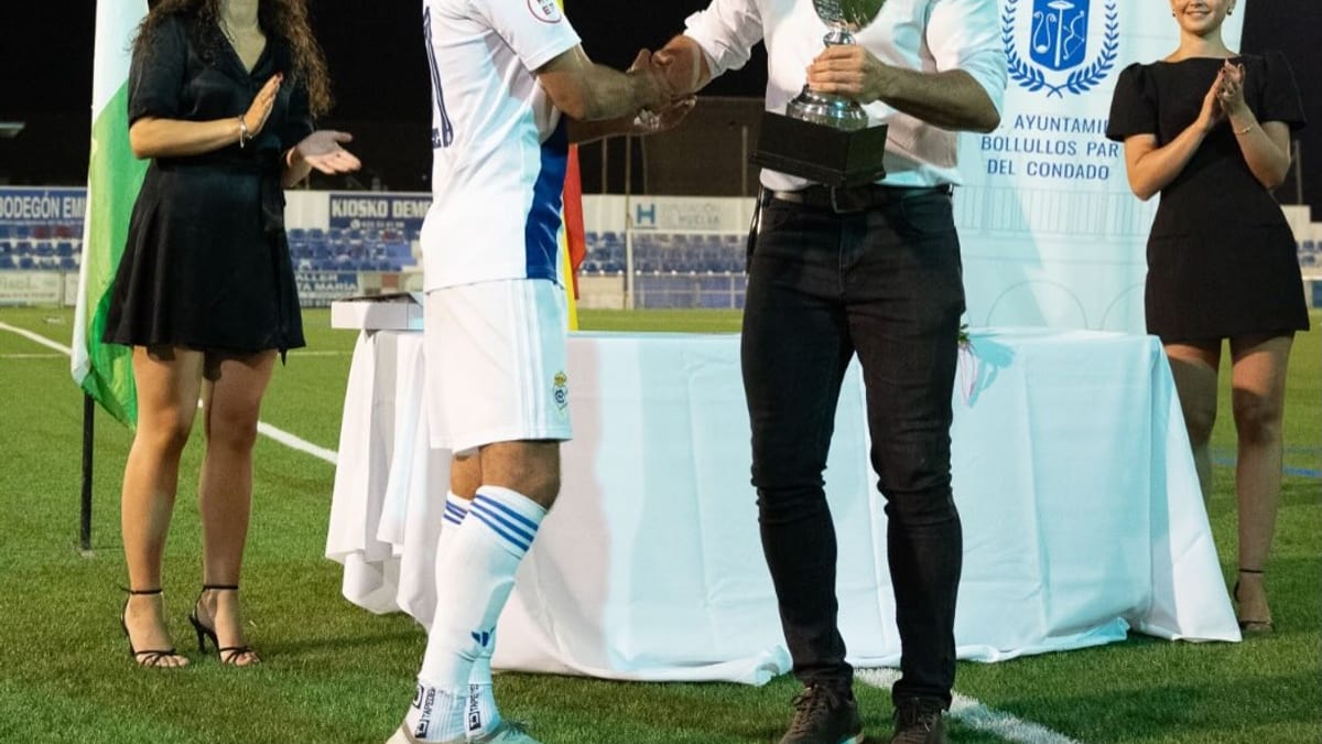 Imagen de la X edición del Trofeo Vendimia con el Recreativo de Huelva y el Bollullos CF