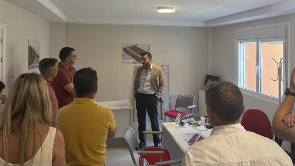Reunión de representantes del Ayuntamiento de Seseña en oficina municipal presentando el proyecto de Residencial Las Mareas