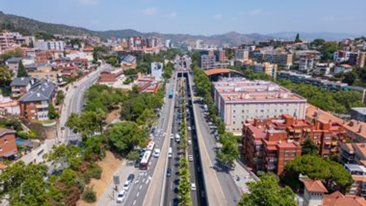 Trabajos de cubrimiento en la Ronda de Dalt entre las salidas 5 y 6 de Barcelona