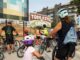 Participantes en ruta en bicicleta observando arte urbano en Rivas Vaciamadrid