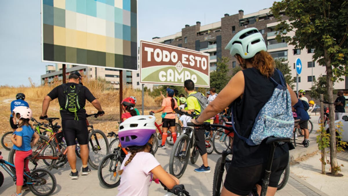 Participantes en ruta en bicicleta observando arte urbano en Rivas Vaciamadrid