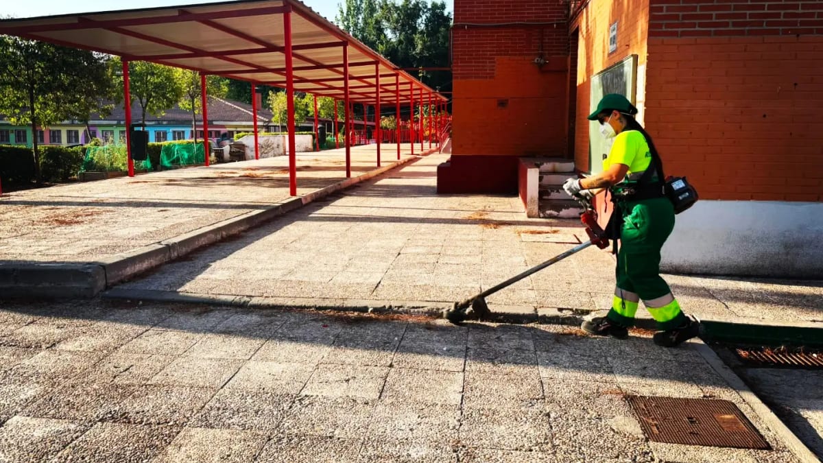 Trabajos de limpieza y mantenimiento en centros educativos de San Fernando de Henares