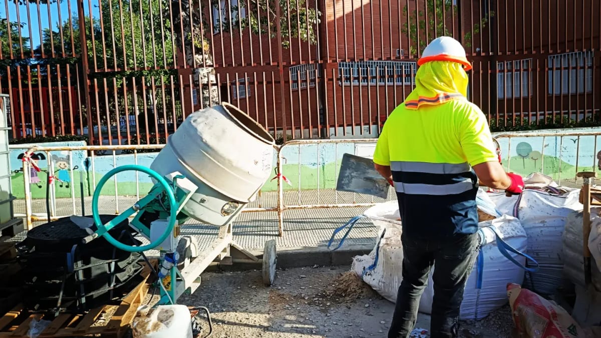 Obras de renovación de colectores de saneamiento en la calle Vergara de San Fernando de Henares