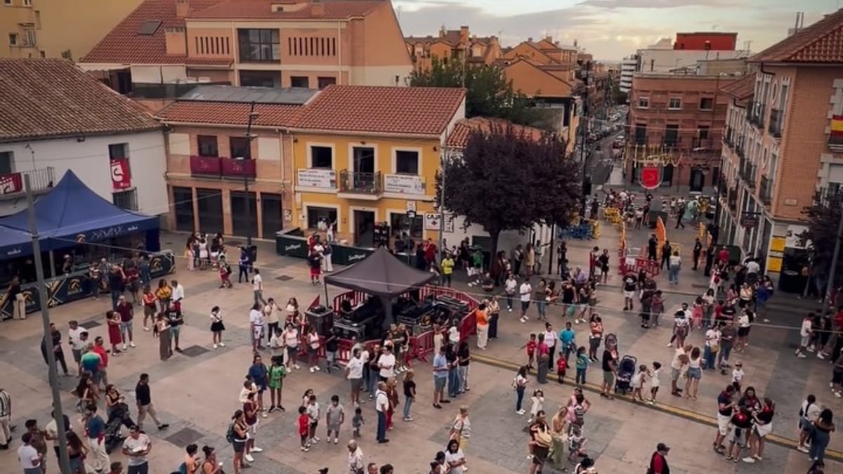 Vista de la plaza de la Constitución de San Sebastián de los Reyes durante el arranque de las fiestas locales