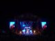 Concierto en vivo del show de Metallica Jam en San Sebastián de los Reyes con escenario iluminado, pantallas LED laterales y público espectador