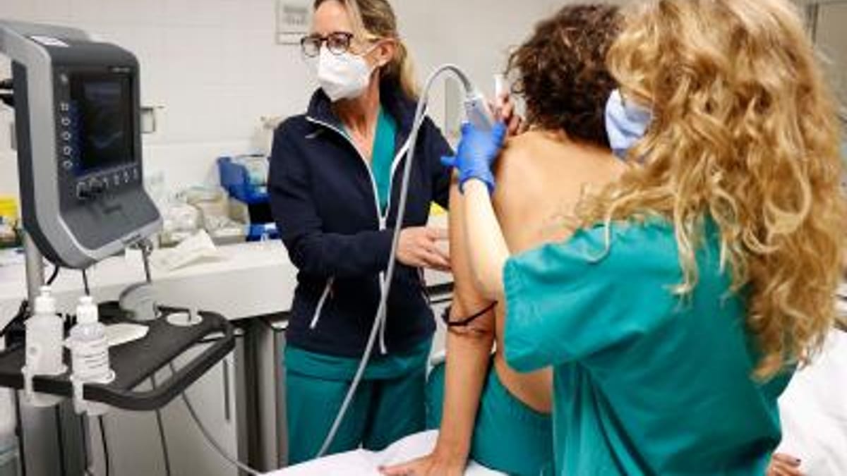 Personal médico realizando un procedimiento de ultrasonido durante tratamiento de dolor