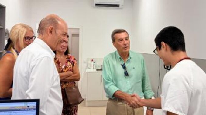 Profesionales sanitarios en el consultorio de El Perellonet durante el refuerzo estival