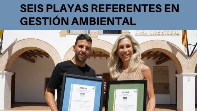 Cartel informativo del Ajuntament de Santa Eulària des Riu sobre la renovación de la certificación ambiental ISO 14001:2015 en seis playas