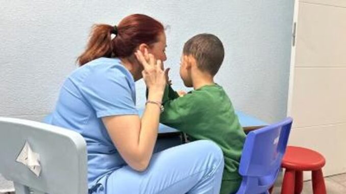 Servicios Sociales concede prestaciones a 1.309 menores y adultos dependientes Profesional de asistencia personal acompañando a un menor con discapacidad en actividades de la vida cotidiana