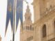 Banderolas decorativas con la jarra de azucenas de la Giralda y anagrama Ave María en las calles de la Catedral de Sevilla