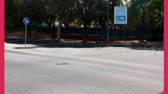 Cartel informativo de obras de renovación de redes de abastecimiento y saneamiento en Sevilla, en calle Párroco Antonio González Abato