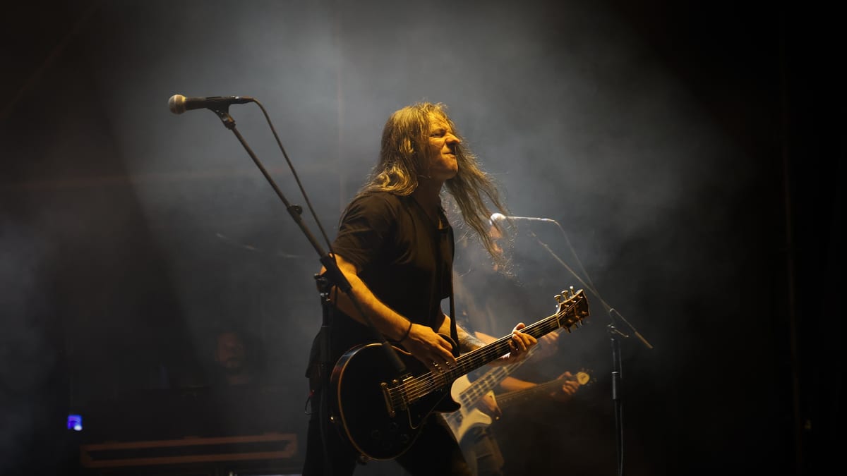 Concierto de Tierra Santa en Pinto con guitarrista tocando durante la actuación de heavy metal