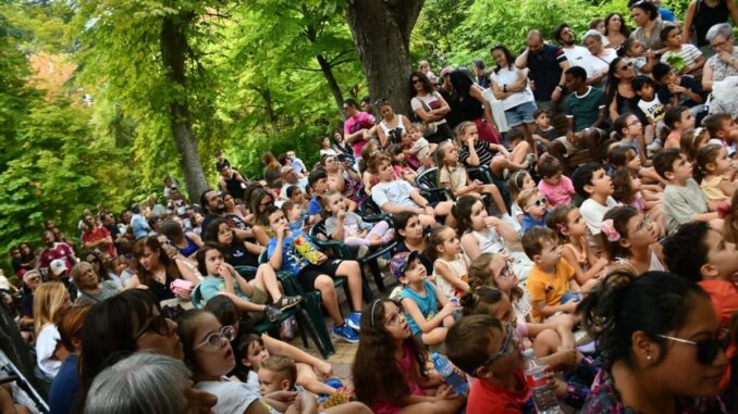 Los Títeres Larderos llenan el Parque de Santa Ana en las Fiestas de San Julián Actuación de los Títeres Larderos en el Parque de Santa Ana durante las Fiestas de San Julián de Cuenca