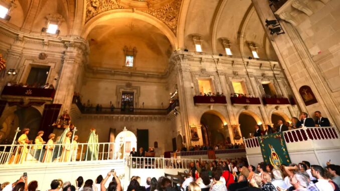 Toni Pérez, presidente de la Diputación de Alicante, en el último ensayo general del Misteri d'Elx en la Basílica de Santa María de Elche