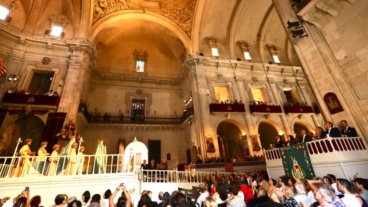 Toni Pérez, presidente de la Diputación de Alicante, en el último ensayo general del Misteri d'Elx en la Basílica de Santa María de Elche