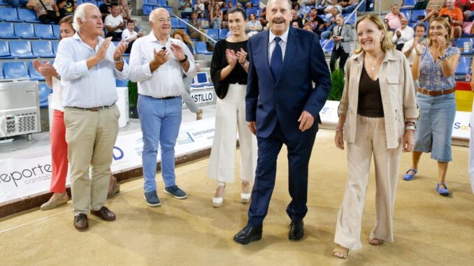 Toño Gómez recibe la Insignia de Oro de la Federación Española de Bolos Toño Gómez durante la entrega de la Insignia de Oro en la Semana Bolística de Santander
