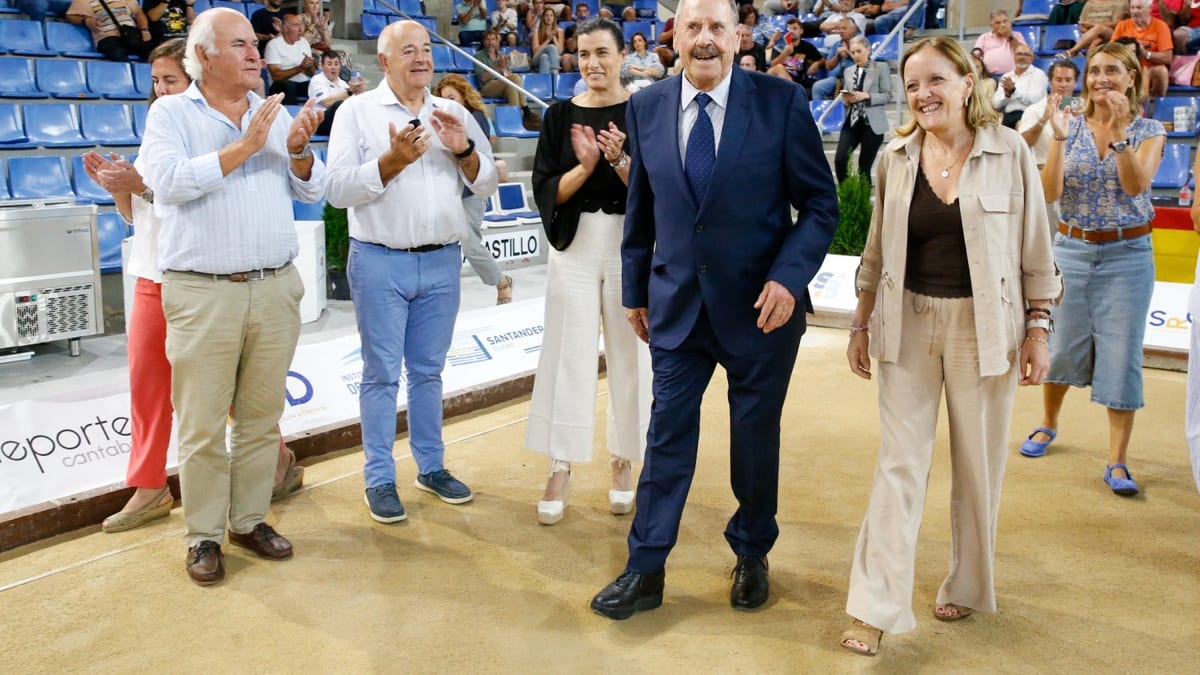 Toño Gómez durante la entrega de la Insignia de Oro en la Semana Bolística de Santander