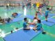 Participantes en campamento deportivo infantil de Torremolinos durante actividad al aire libre