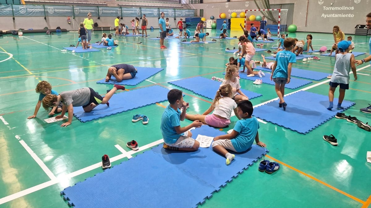 Participantes en campamento deportivo infantil de Torremolinos durante actividad al aire libre