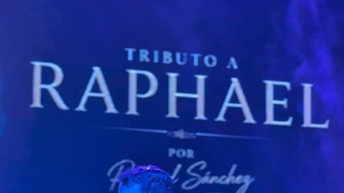 Tributo a Raphael llena la Plaza de la Constitución en las Fiestas de Torrelodones Richard Sánchez en el escenario durante el tributo a Raphael en la Plaza de la Constitución de Torrelodones, con público llenando la plaza