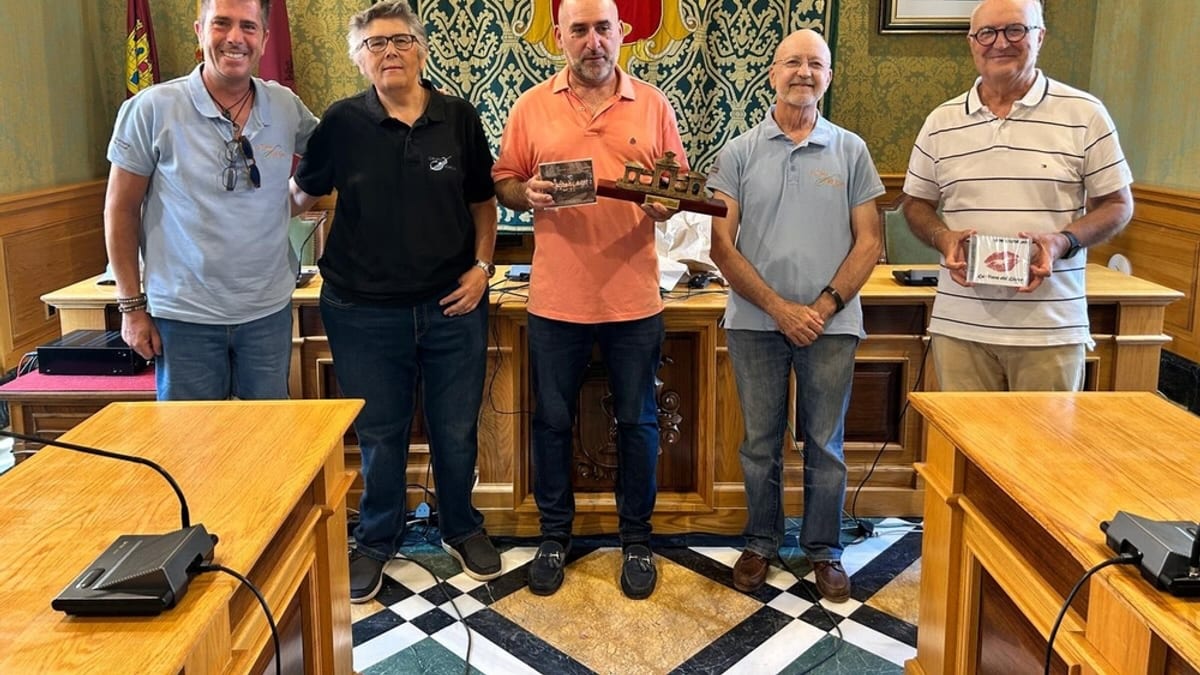 Recepción oficial a La Trova del Llano en el Consistorio de Cuenca con el concejal de Festejos Alberto Castellano y el cronista oficial Miguel Romero
