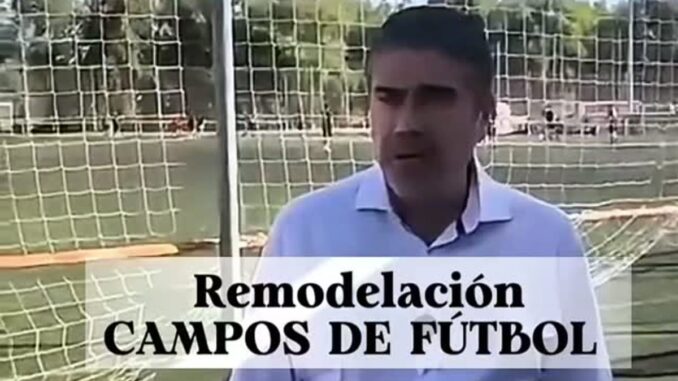 Inicia la renovación de los campos de fútbol tras 20 años de deterioro en Val... Cartel de remodelación de los campos de fútbol de Valdemoro con imagen de las instalaciones a renovar