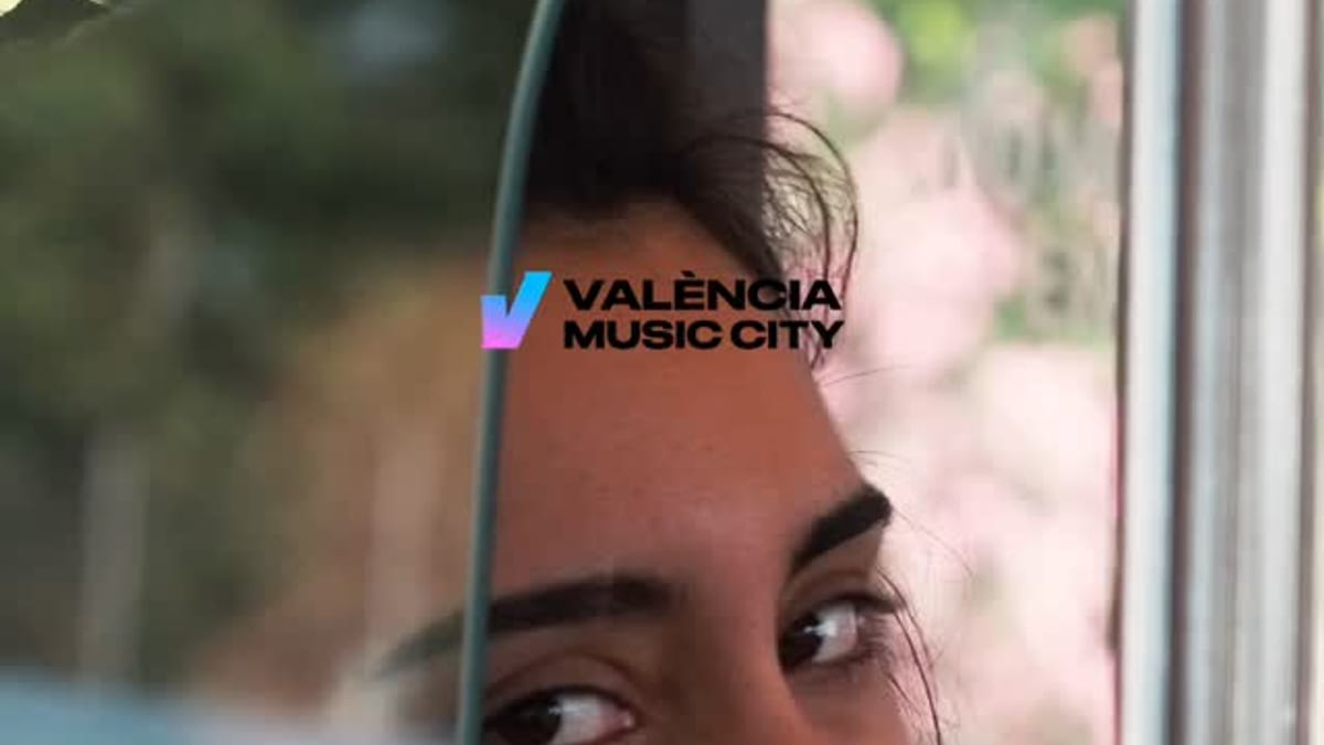 Autobús de Valencia con campaña del Día Internacional de la Música y eslogan 'cuando te subes a un bus en Valencia'