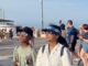 Personas observando el eclipse total de Sol en la playa de la Malvarrosa de Valencia con gafas de eclipse
