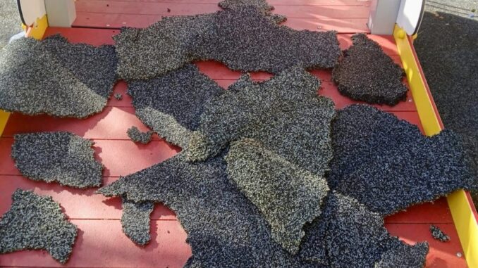 Vandalizan el suelo de caucho del área infantil del parque de San José Obrero Daños por vandalismo en el suelo de caucho del área infantil del parque de San José Obrero de Cuenca