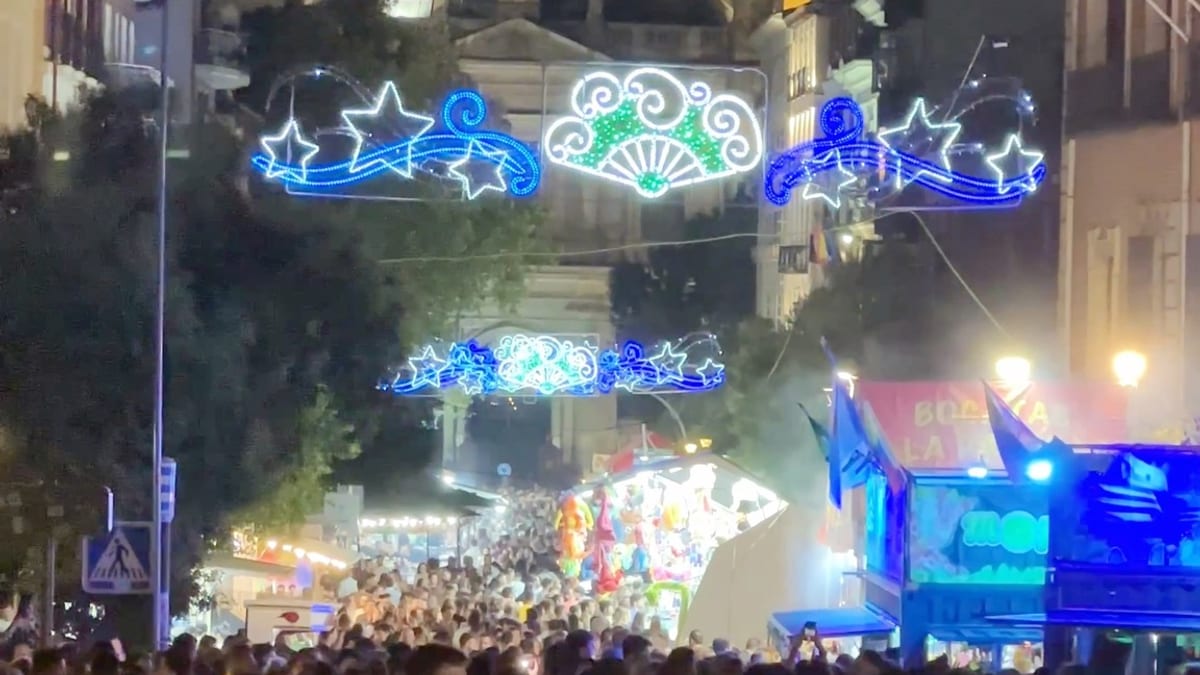 Verbena de la Paloma: fiesta estival de Madrid con farolillos iluminados, chotis y ambiente festivo en las calles