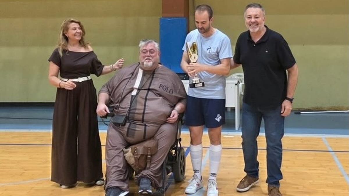 VivoCuenca recibe el Trofeo Ferias de San Julián del alcalde Darío Dolz y la concejala Charo Rodríguez