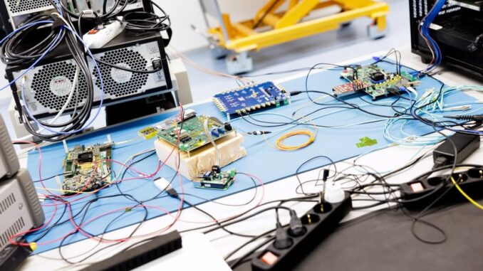 La Xunta abre inscripciones para emprendedores en Innovación e Talento Novo Laboratorio de electrónica con circuitos, placas base y equipos de prueba