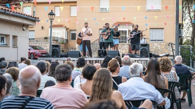 Zas!! Candil Folk anima el barrio de Buenavista con música en vivo Actuación de la banda Zas!! Candil Folk en el barrio de Buenavista con público bailando