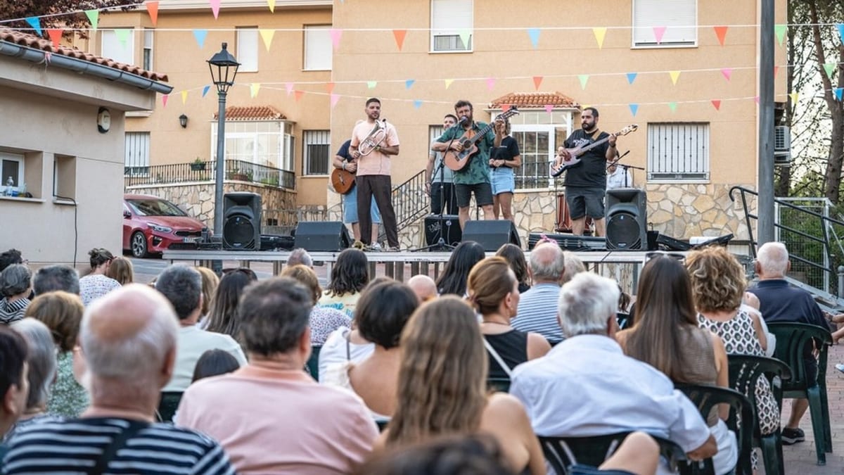Actuación de la banda Zas!! Candil Folk en el barrio de Buenavista con público bailando