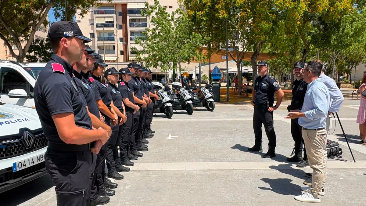 Grupo de policías locales de Eivissa en formación en un espacio público