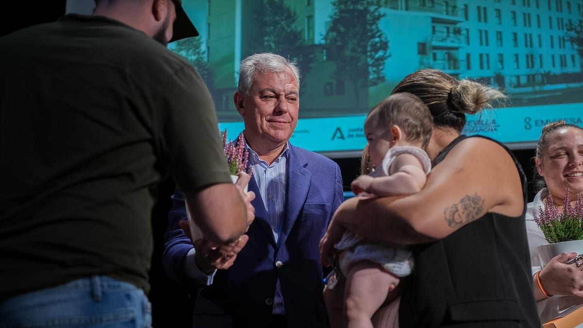 Grupo de personas en evento de entrega de viviendas protegidas en Palmas Altas, Sevilla