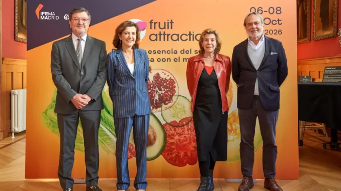 Presentacion Fruit Attraction 2026 Madrid Cuatro personas posando frente al cartel naranja de Fruit Attraction 2026 de IFEMA Madrid con dibujos de frutas y verduras.