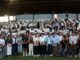 Grupo de deportistas y autoridades posando en el campo del Estadio Municipal de La Fuensanta con trofeos de los ACD AWARDS