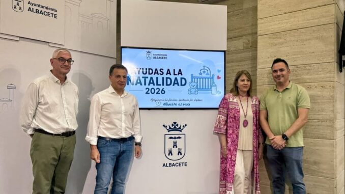 Abre la solicitud de ayudas de 300 euros por nacimiento o adopción en Albacete Cartel informativo de las ayudas a la natalidad 2026 del Ayuntamiento de Albacete