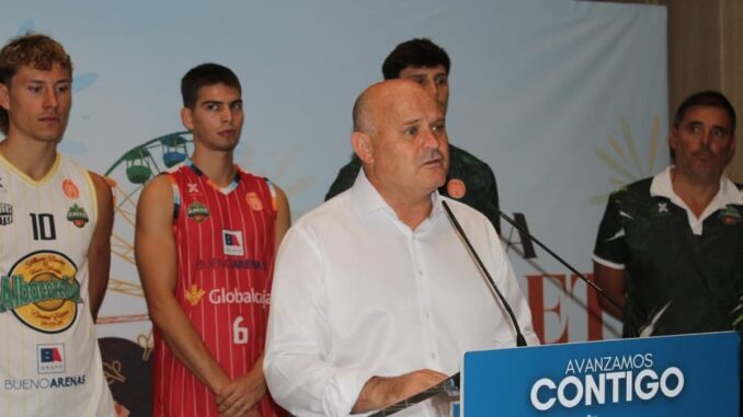Basket presenta sus nuevas equipaciones con elementos de la ciudad en Albacete Presentación de las nuevas equipaciones del Albacete Basket con elementos representativos de la ciudad
