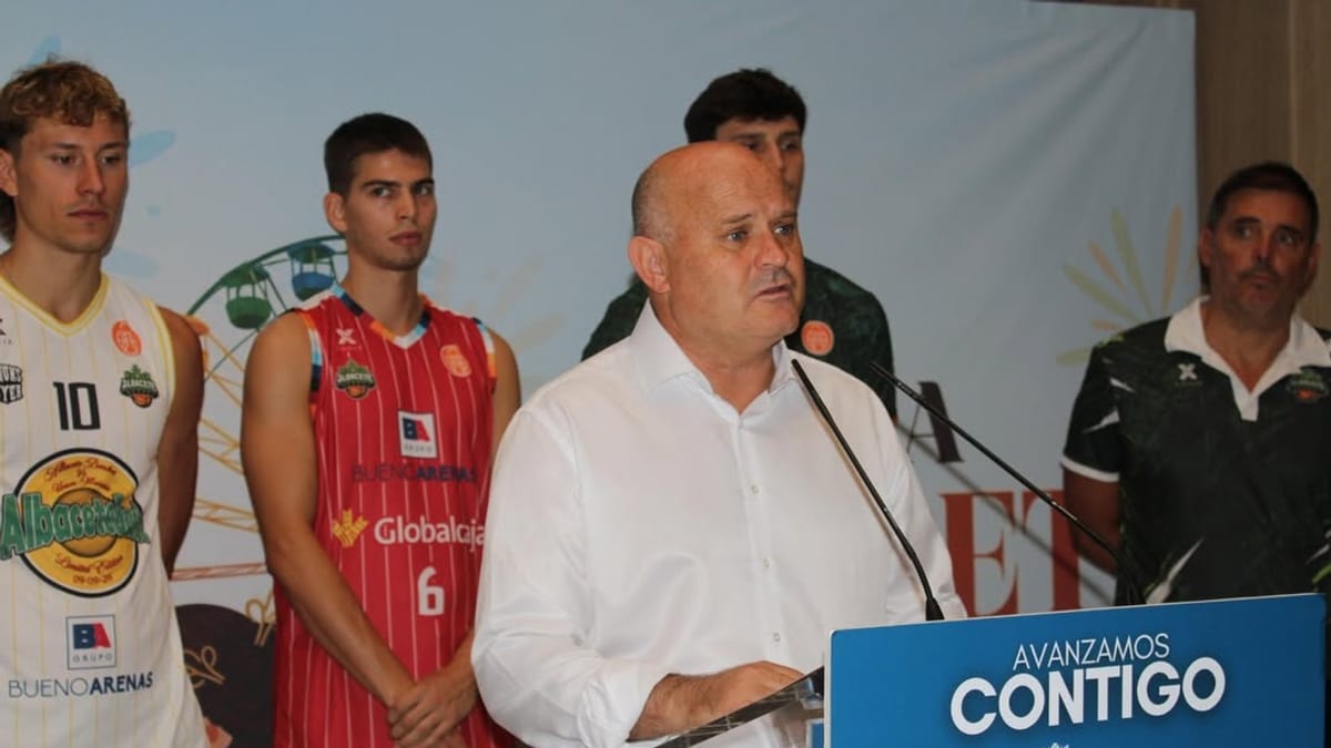 Presentación de las nuevas equipaciones del Albacete Basket con elementos representativos de la ciudad
