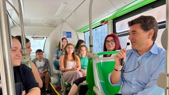 Impulsa paseos culturales en bus durante la Semana de la Movilidad en Albacete Grupo de personas dentro de un autobús urbano de Albacete durante un paseo cultural de la Semana de la Movilidad