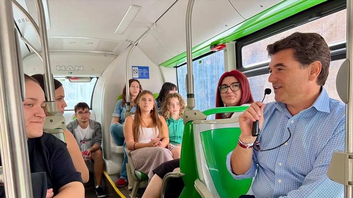 Grupo de personas dentro de un autobús urbano de Albacete durante un paseo cultural de la Semana de la Movilidad