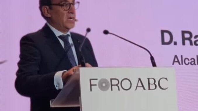 Rafa Mateos, alcalde de Cáceres, durante el desayuno informativo en la sede de ABC en Madrid