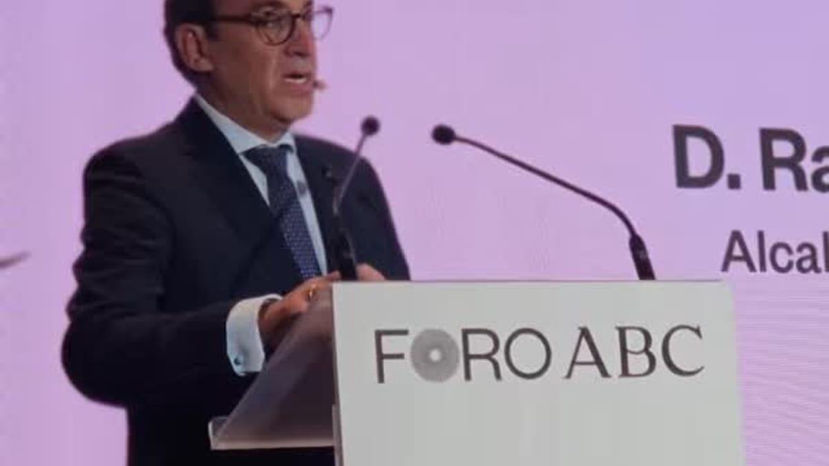 Rafa Mateos, alcalde de Cáceres, durante el desayuno informativo en la sede de ABC en Madrid