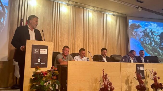Acto de entrega del Premio Patrimonio Tauromaquia a Maximino Pérez, con presencia del alcalde Darío Dolz en podio oficial